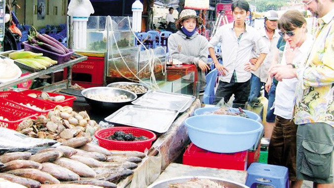 Hải sản bán rất sẵn tại các chợ nhưng tiểu thương luôn viện cớ khan hiếm để bán giá cao. Ảnh: TL.