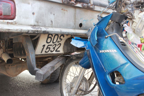 Chiếc xe máy ghi chặt vào đuôi ô tô.