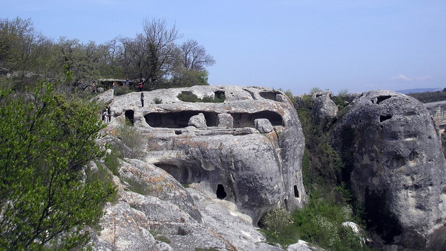 Hình thành từ thời trung cổ, thị trấn Eski Kermen nằm trong vùng núi Bakhchisaray thuộc bán đảo Crime của Nga được cả thế giới biết đến vì sự độc đáo của mình.