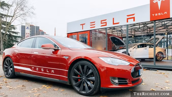 Vị trí số 1 của hãng xe điện nước Mỹ Tesla trong danh sách cho thấy trào lưu xe điện đang bùng nổ rõ rệt. Mẫu sedan cao cấp Model S - sản phẩm chiến lược của Tesla nhận được tỷ lệ tìm kiếm vô cùng lớn trên Google.