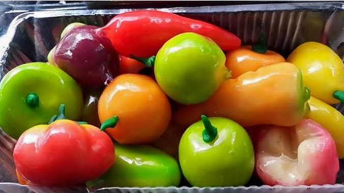 Bánh đậu xanh trái cây là loại bánh truyền thống được các nghệ nhân nặn với đủ hình dáng các loại quả. Ảnh FBNV.