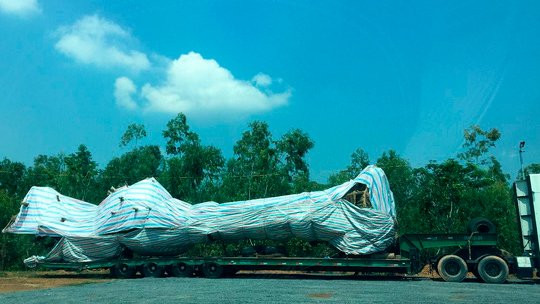 Chiếc xe chở cây đa sộp cổ thụ bị lực lượng CSGT bắt giữ.