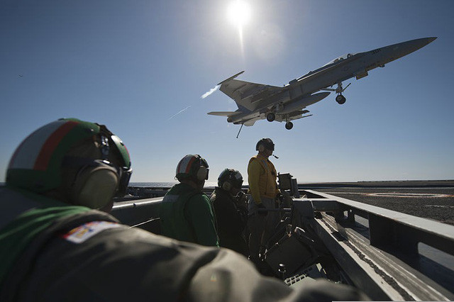 Bản tin 8H: Máy bay chiến đấu đâm trúng thủy thủ trên tàu sân bay Mỹ