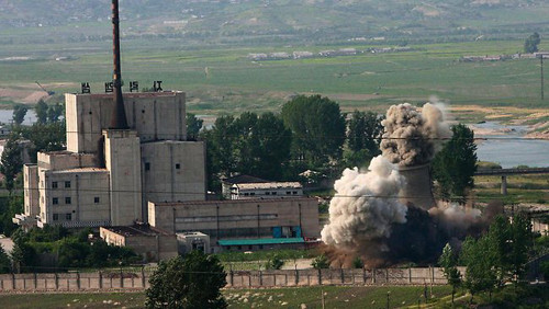 Tháp làm mát trong tổ hợp hạt nhân Yongbyon của Triều Tiên bị phá hủy năm 2008.