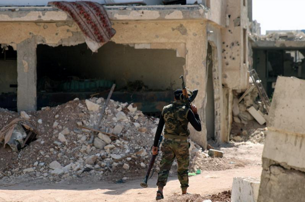 Một tay súng phe nổi dậy ở thành phố miền nam Deraa, Syria. Ảnh: Reuters