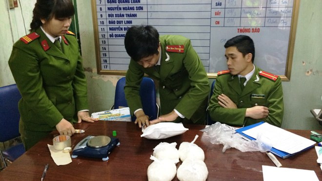 Cơ quan công an tiến hành giám định số ma túy đá thu giữ. Ảnh: Đỗ Hoàng