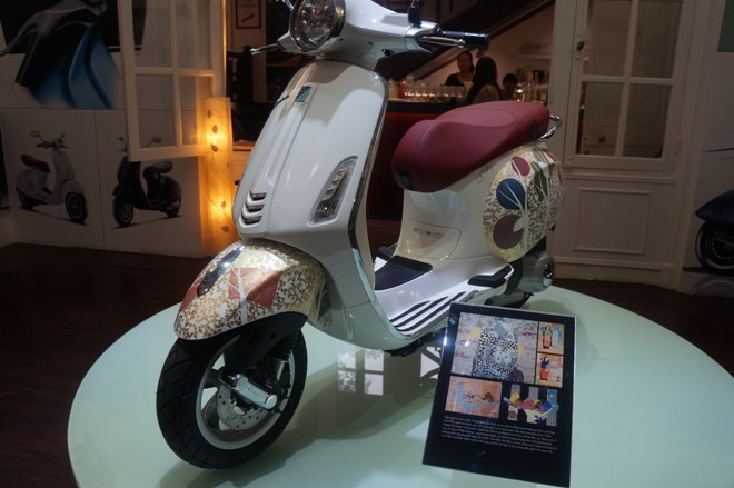 Họa sĩ dân tộc vẽ tranh trên Vespa Primavera