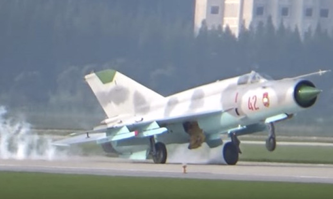 Chiến đấu cơ Triều Tiên đập đuôi xuống đường băng