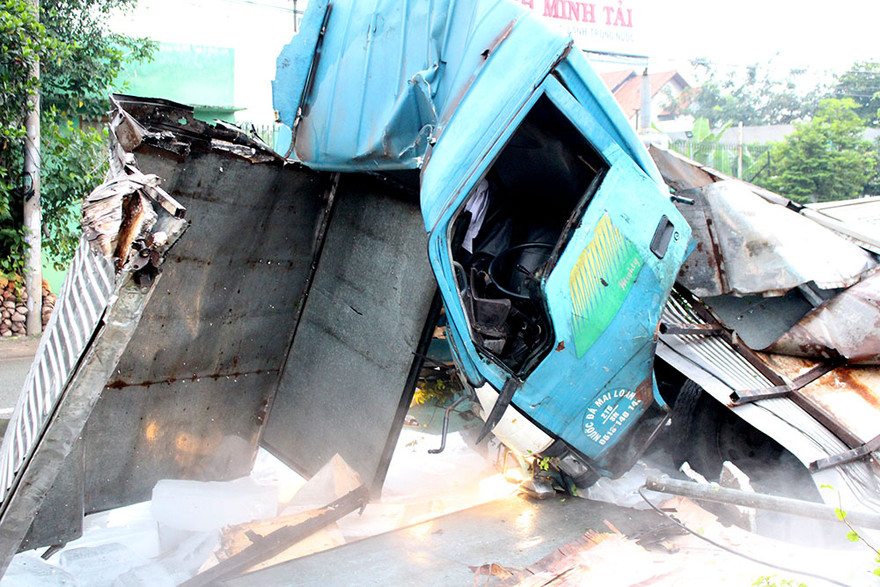 Đầu chiếc xe tải hư hỏng, biến dạng hoàn toàn.