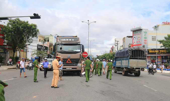 Hiện trường vụ tai nạn khiến cụ bà tử vong. Ảnh: T.T. 