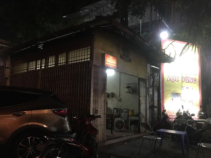 Khu vực nam thanh niên trèo lên mái nhà