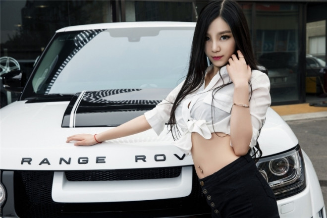 Mỹ nhân khoe dáng ngọc bên xế sang Range Rover