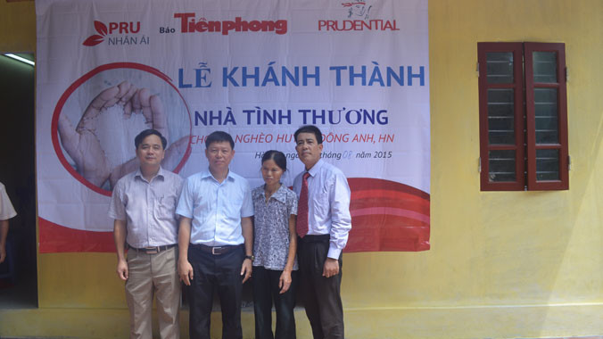 Ông Vũ Trung Thông, Giám đốc đối ngoại và Hỗ trợ kinh doanh Cty Prudential (đeo cà vạt) và nhà báo Trần Thanh Lâm, Phó Tổng biên tập báo Tiền Phong (thứ 2, bên trái) tại Lễ khánh thành nhà cựu TNXP Nguyễn Thị Lý. Ảnh: K.N.