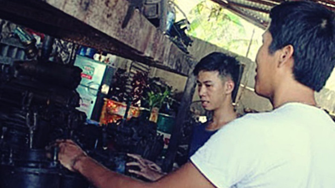 Anh Lê Văn Bình (áo trắng) và anh Lê Văn Lý - người cùng anh Bình truy bắt tên cướp gần 20km.