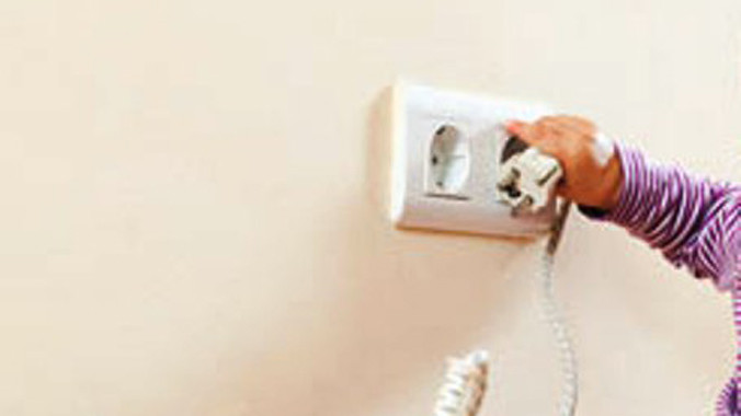 Do cha mẹ sơ ý nên đã xảy ra nhiều vụ điện giật chết thương tâm. Ảnh minh họa.