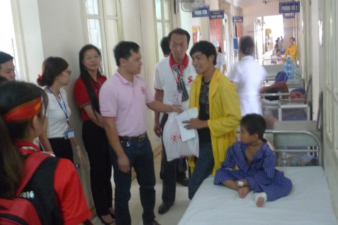 Các nhà hảo tâm động viên cháu Dũng. Ảnh: Duy Chiến