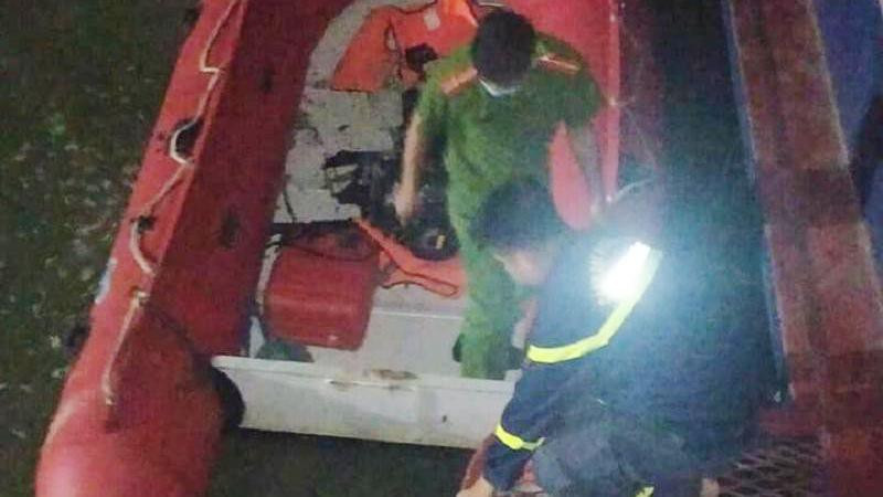 Cảnh sát triển khai tìm kiếm nạn nhân trong đêm