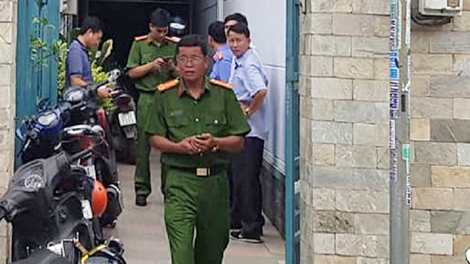 Cơ quan công an khám nghiện hiện trường vụ án. Ảnh: PLO