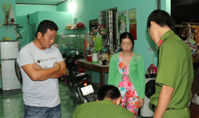 Công an lập biên bản vụ việc với đại diện nhà trọ Kim Tuyến (ở giữa).