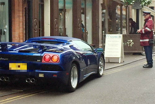 Siêu xe màu sanh đỗ đè vạch liền đôi màu vàng trước cửa một hiệu cắt tóc ở trung tâm thành phố Leicester. Ảnh: Leicester Mercury.