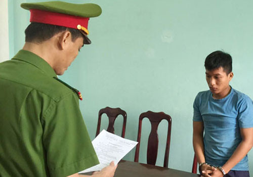 Cảnh sát đọc lệnh bắt tạm giam Khanh. Ảnh: V.H.