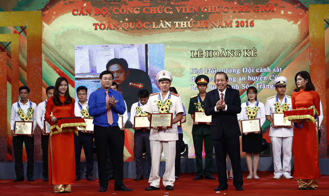 Ủy viên Bộ Chính trị, Phó Thủ tướng Trương Hòa Bình và Ủy viên dự khuyết BCH T.Ư Đảng, Bí thư thứ nhất T.Ư Đoàn Lê Quốc Phong trao phần thưởng cho các cán bộ, công chức trẻ giỏi toàn quốc.