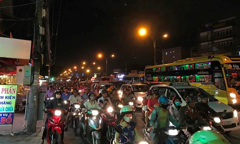 Ghi nhận của phóng viên trên tuyến quốc lộ 13, là cửa ngõ kết nối TPHCM với Bình Dương, Bình Phước và các tỉnh Tây Nguyên bắt đầu ùn ứ từ khoảng 16h chiều.