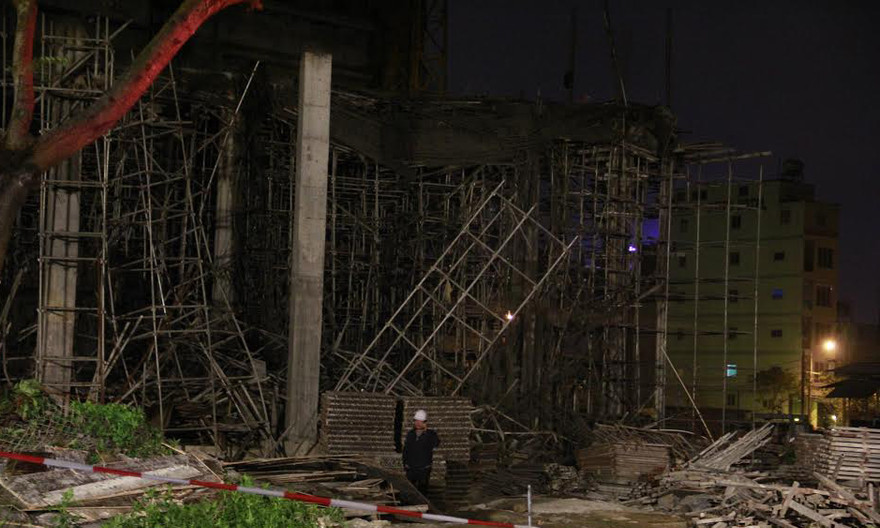 Hiện trường vụ sập sàn bê tông vùi lấp nhiều công nhân tối 11/1. Ảnh: Thanh Trần.