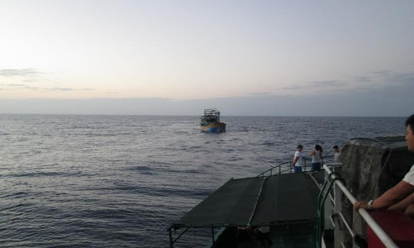 Tàu 952 lai kéo tàu ĐNa 90307 về đất liền.