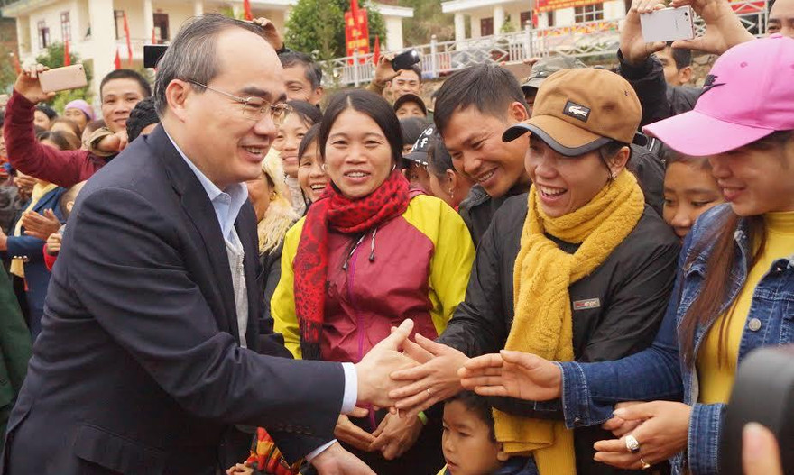 Ông Nguyễn Thiện Nhân thăm hỏi đồng bào trên địa bàn xã Lóng Sập, chiều 14/1.