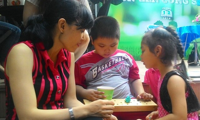 Người lớn có thể vừa dạy tri thức lẫn đạo lý cho trẻ thông qua các môn khoa học, các trò chơi, hiện tượng trong cuộc sống.