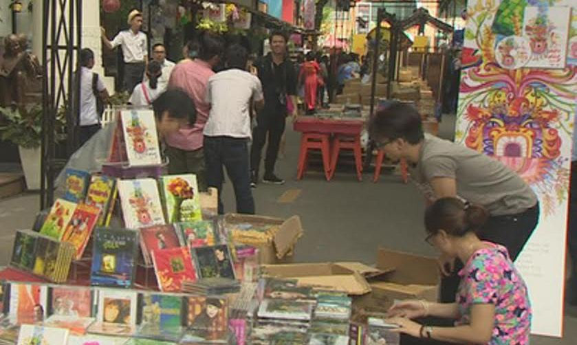 Đường sách xuân Đinh Dậu.