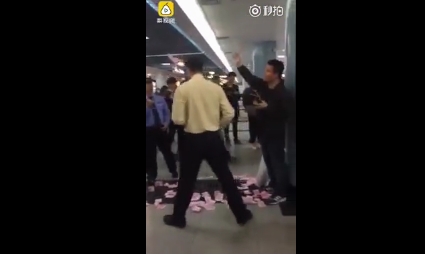 Nam thanh niên mặc áo đen rải tiển ở ga tàu điện ngầm. Ảnh chụp màn hình.