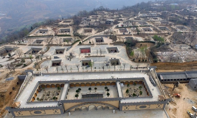 Thành phố Tam Môn Hiệp, tỉnh Hà Nam, Trung Quốc có gần 10.000 ngôi nhà được xây dựng dưới lòng đất sâu 6-7 m. Những ngôi làng ở dưới lòng đất này mùa đông rất ấm áp, gió bấc không thổi tới, còn mùa hè thời tiết mát mẻ.