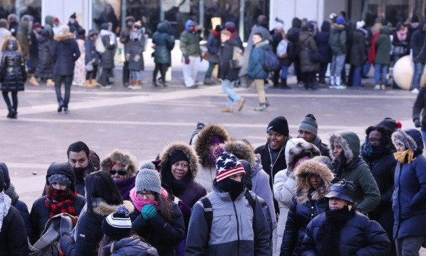 Việc phát vé miễn phí bắt đầu lúc 8h sáng 7/1 tại trung tâm hội nghị McCormick Place, thành phố Chicago, bang Illinois. Mỗi người được phát một vé. Ông Obama sẽ có bài phát biểu chia tay tại đây vào ngày 10/1. 