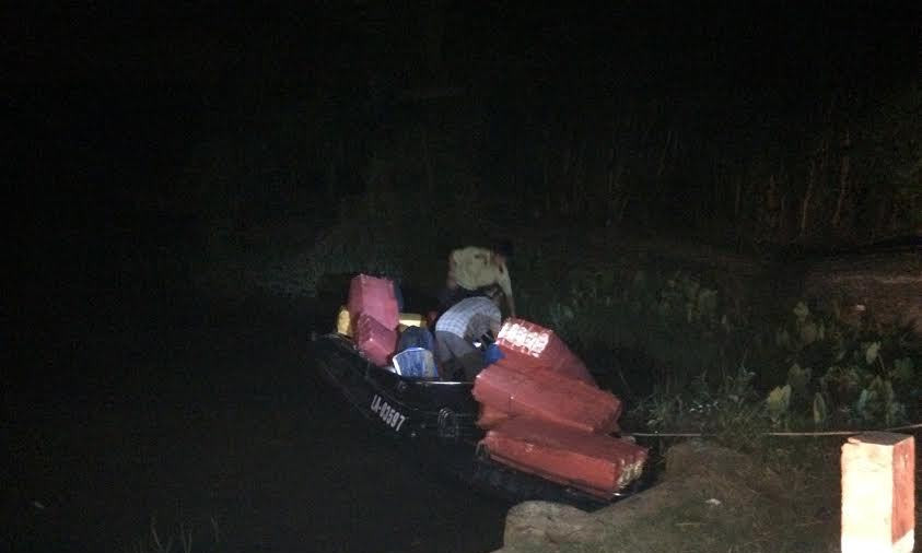 QLTT trục vớt thuốc lá lậu bị đổ xuống kênh.