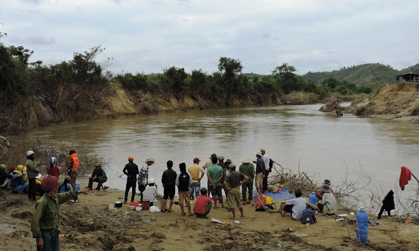 Người dân huy động xuồng tìm kiếm thi thể nạn nhân.