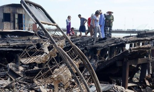 Hiện trường vụ cháy ở Nha Trang đêm 17/1 rạng sáng 18/1. Ảnh: Nguyễn Đình Quân.