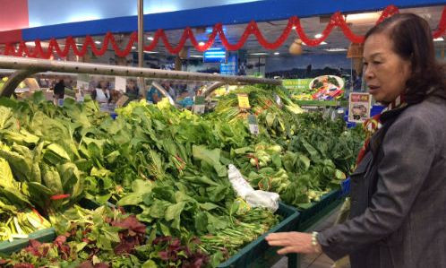 Quầy rau xanh tại các siêu thị khá phong phú sau Tết. Ảnh: H.Thu.
