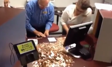 Mang hơn 7 tạ tiền xu đi nộp thuế ở Mỹ