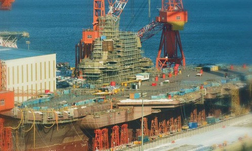 Tàu Shandong được đóng tại cảng Đại Liên. Ảnh: Sina.