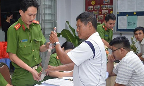 Nhiều người mang mã tấu đến giao nộp. Ảnh: CTV.