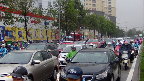 Ô tô, xe máy chật kín đường đường Tố Hữu, nhiều người chôn chân trong cơn mưa sáng nay.