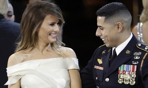 Jose Medina khiêu vũ cùng Đệ nhất phu nhân Mỹ Melania Trump trong buổi dạ tiệc "Lời chào các lực lượng vũ trang" diễn ra tại Bảo tàng Xây dựng Quốc gia vào tối 20/1. Ảnh: AP.