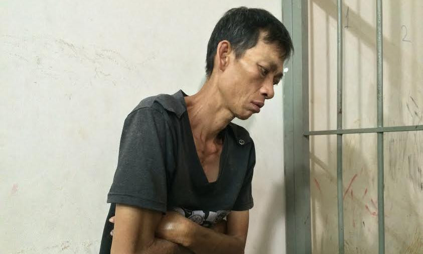 Người đàn ông “xin điểu” bị công an bắt quả tang.