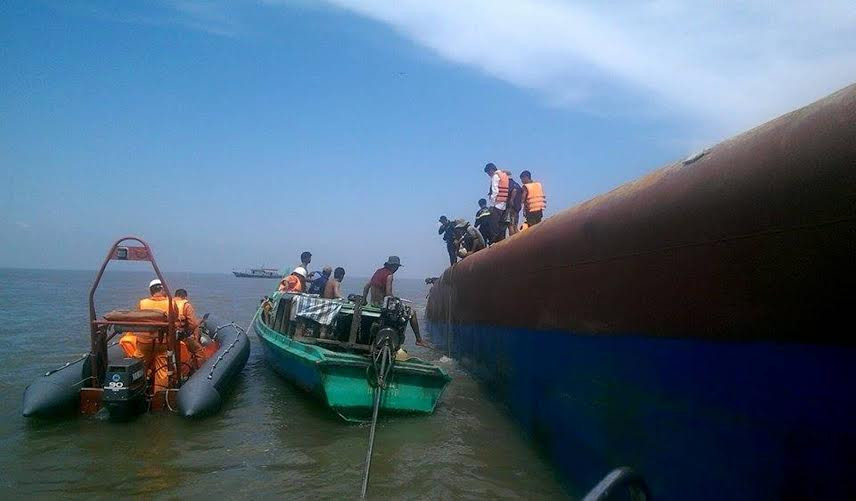 Lực lượng chức năng tiếp cận cứu nạn nhân