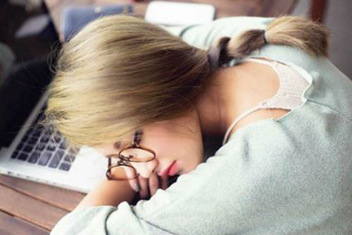 Bức ảnh cô gái ngủ gục trên bàn được ví như "Tây Thi" gây sốt mạng.