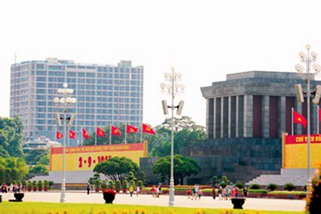 Tòa nhà 8B Lê Trực (bên trái ảnh). Ảnh: Vinanet