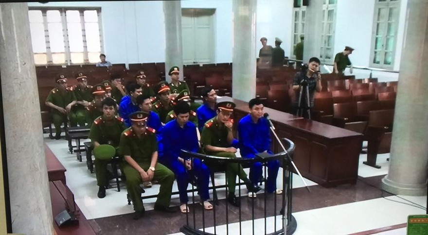 Các bị cáo được áp giải tới vành móng ngựa
