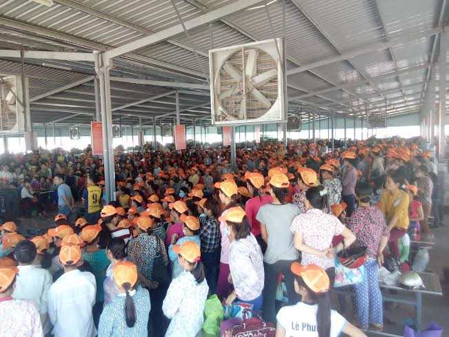 Lãnh đạo Công ty giày da Hong Fu và đại diện các cơ quan chức năng đối thoại với công nhân. Ảnh: Hoàng Lam